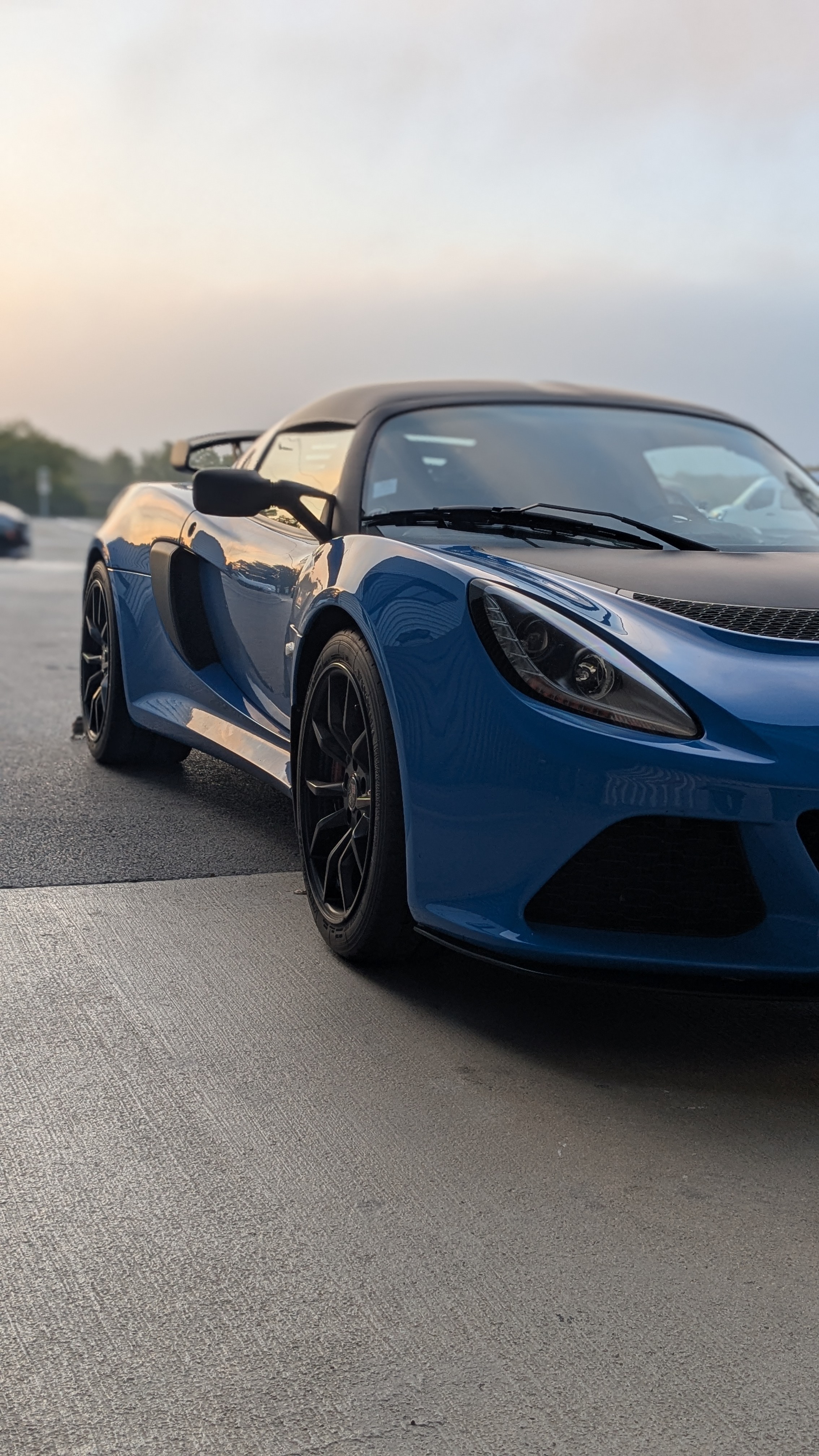 Lotus Exige au lever du soleil sur le circuit de Dijon-Prenois
